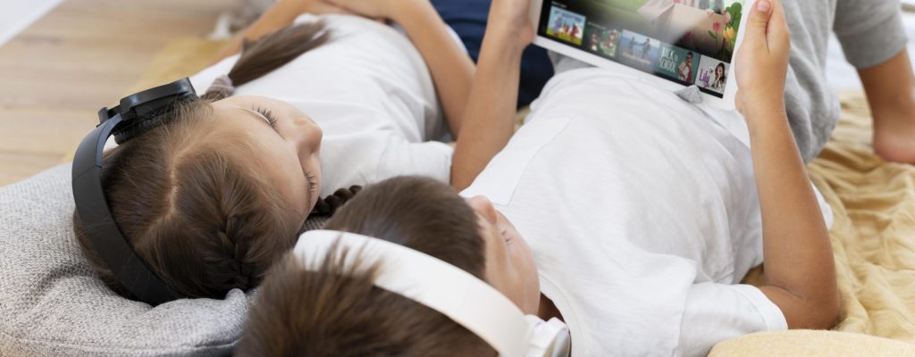 medium-shot-kids-with-tablet